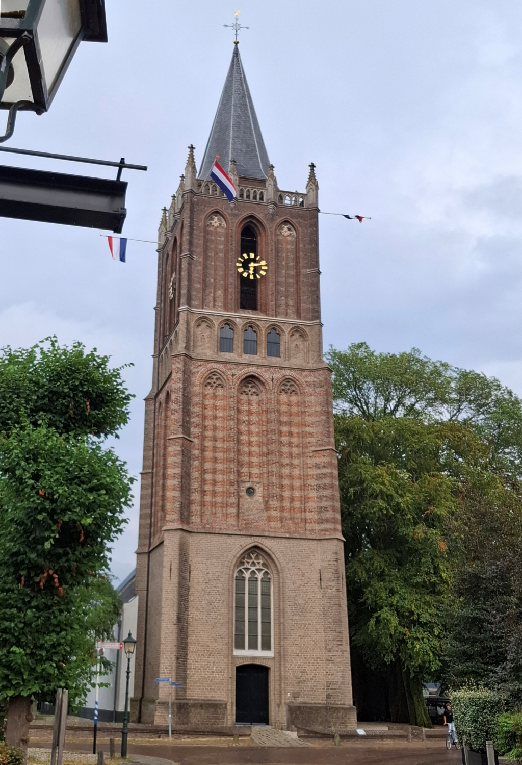 Duivenzolder in kerktoren van Houten uit 1535 met 370 gemetselde nesthokjes in de binnenzijde van de muur